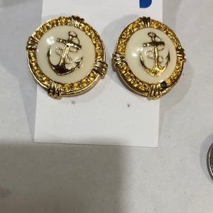 White ceramic earring w Gold trimming